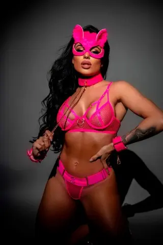 Pink desire collar and handcuff kit